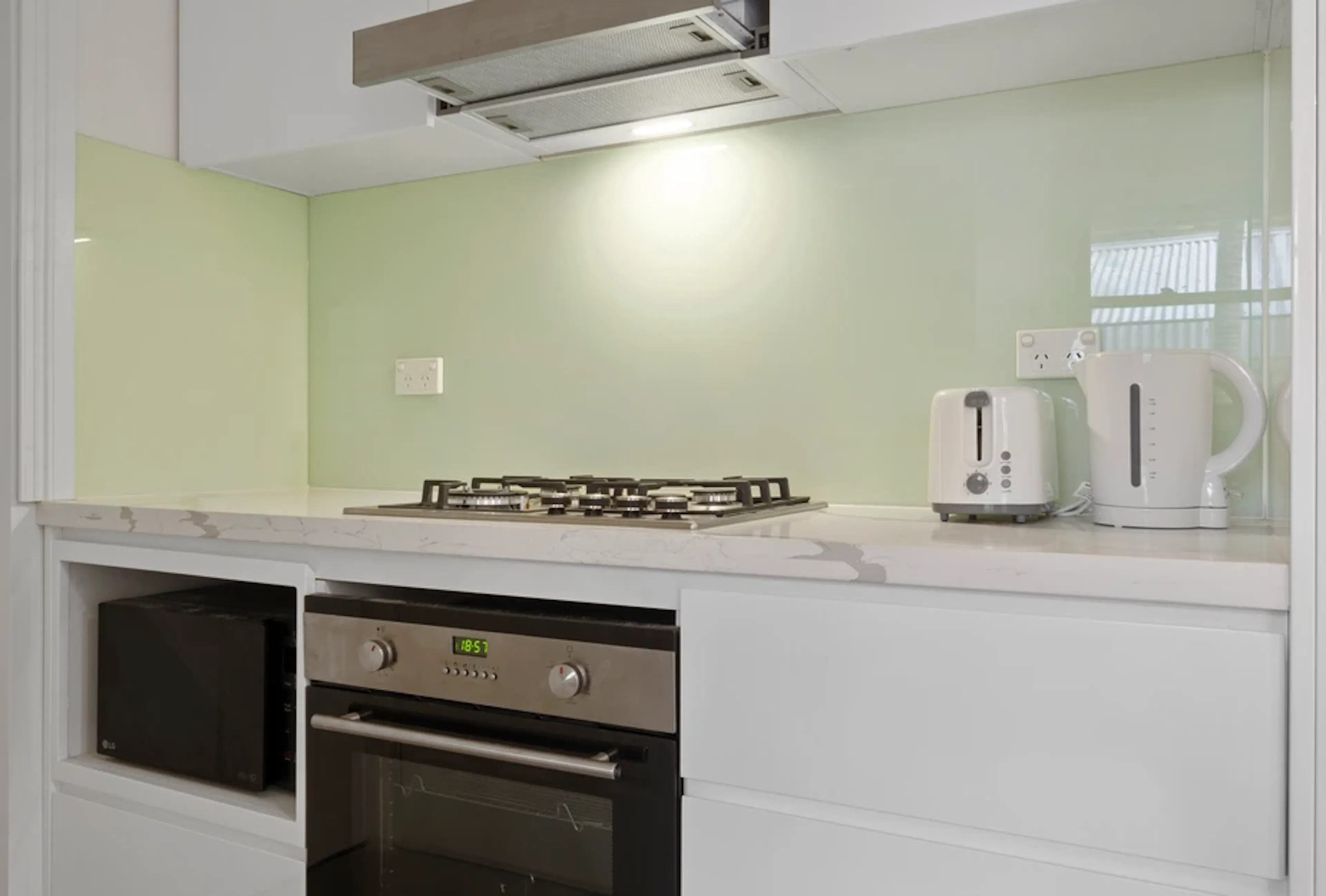 Room 6 (Ensuite) KITCHEN 4