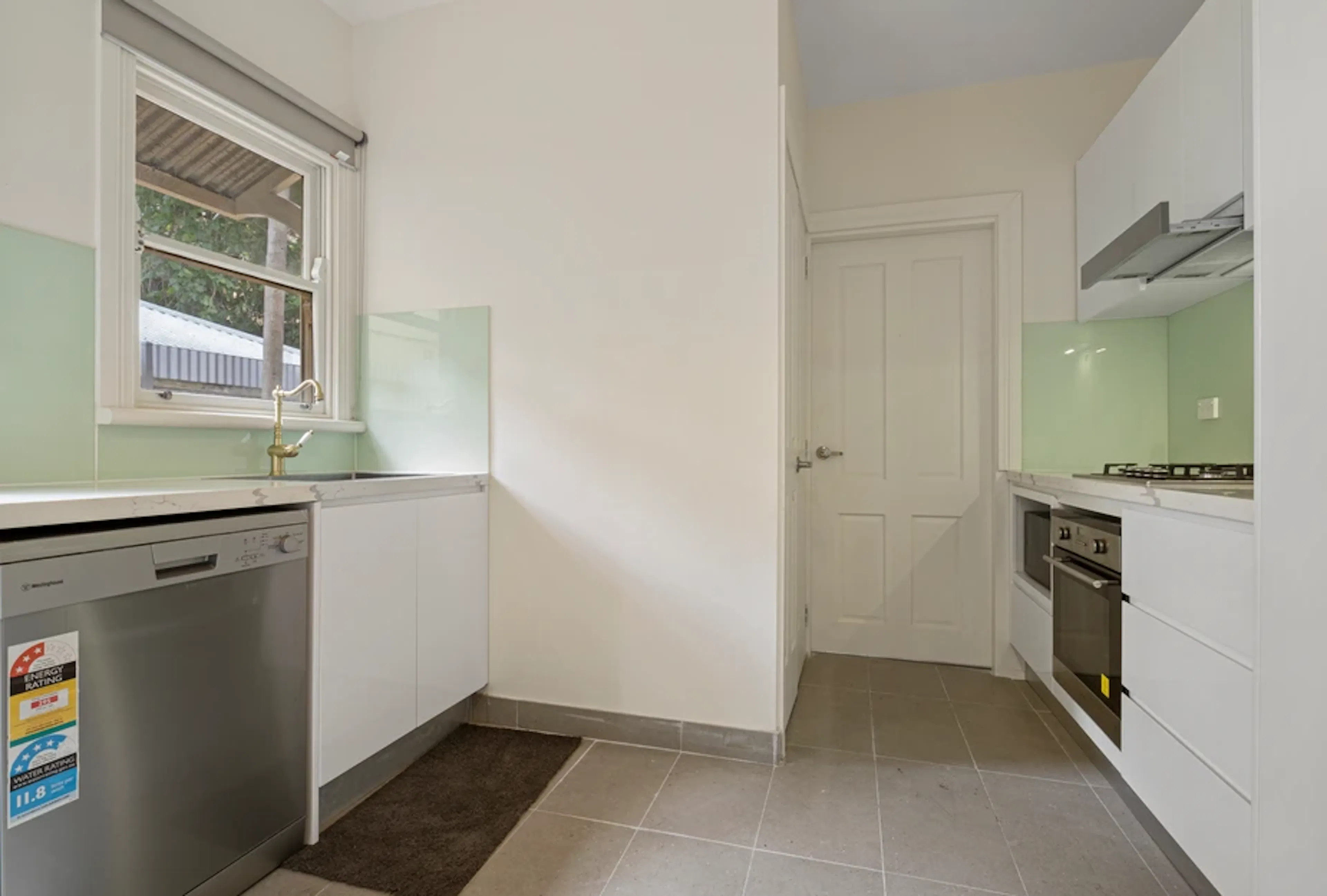 Room 4 (Ensuite) KITCHEN 1