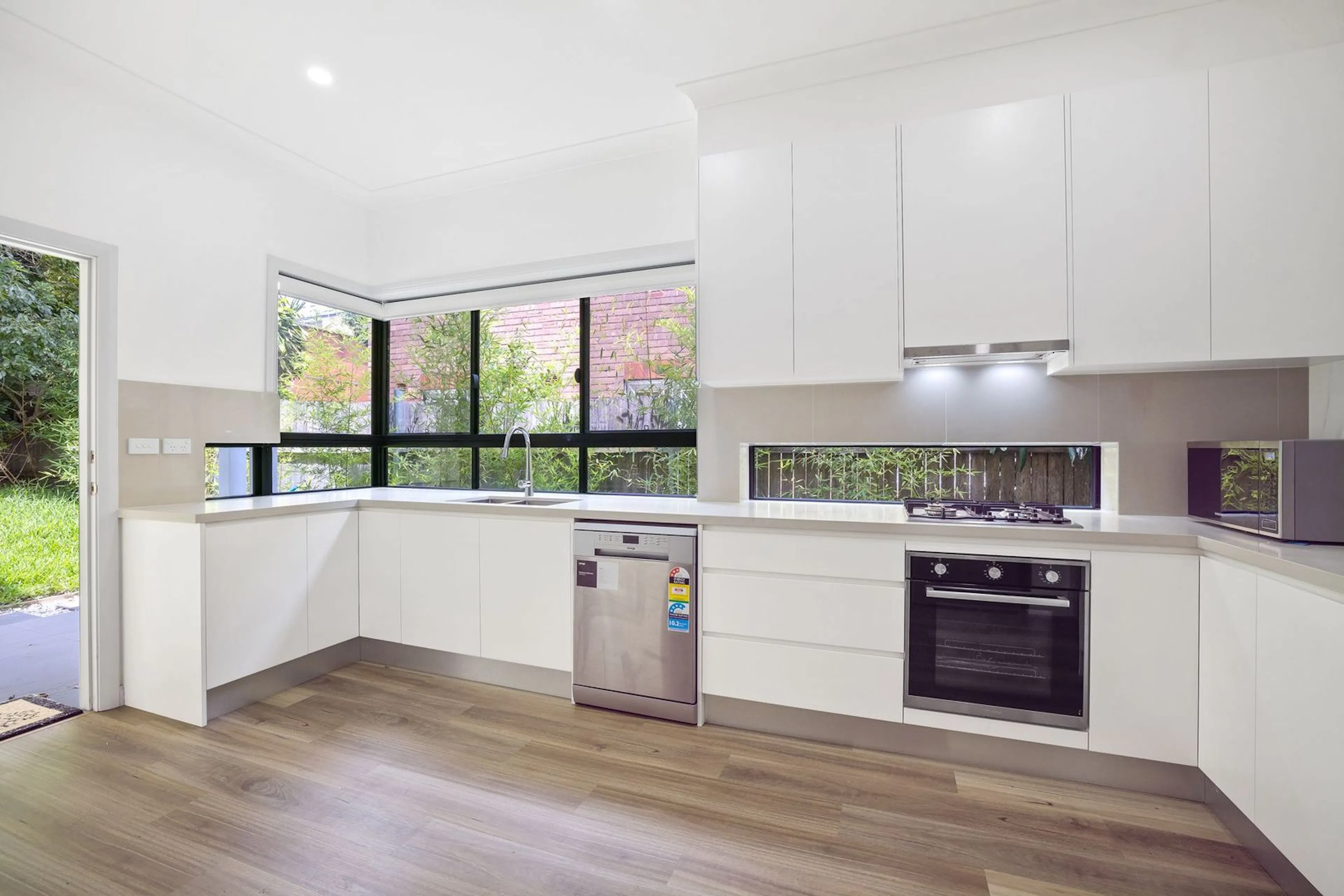 Room 1 (Ensuite) KITCHEN 4