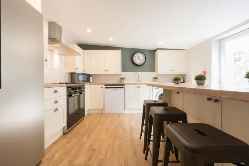 8 Bedroom Apartment KITCHEN 4