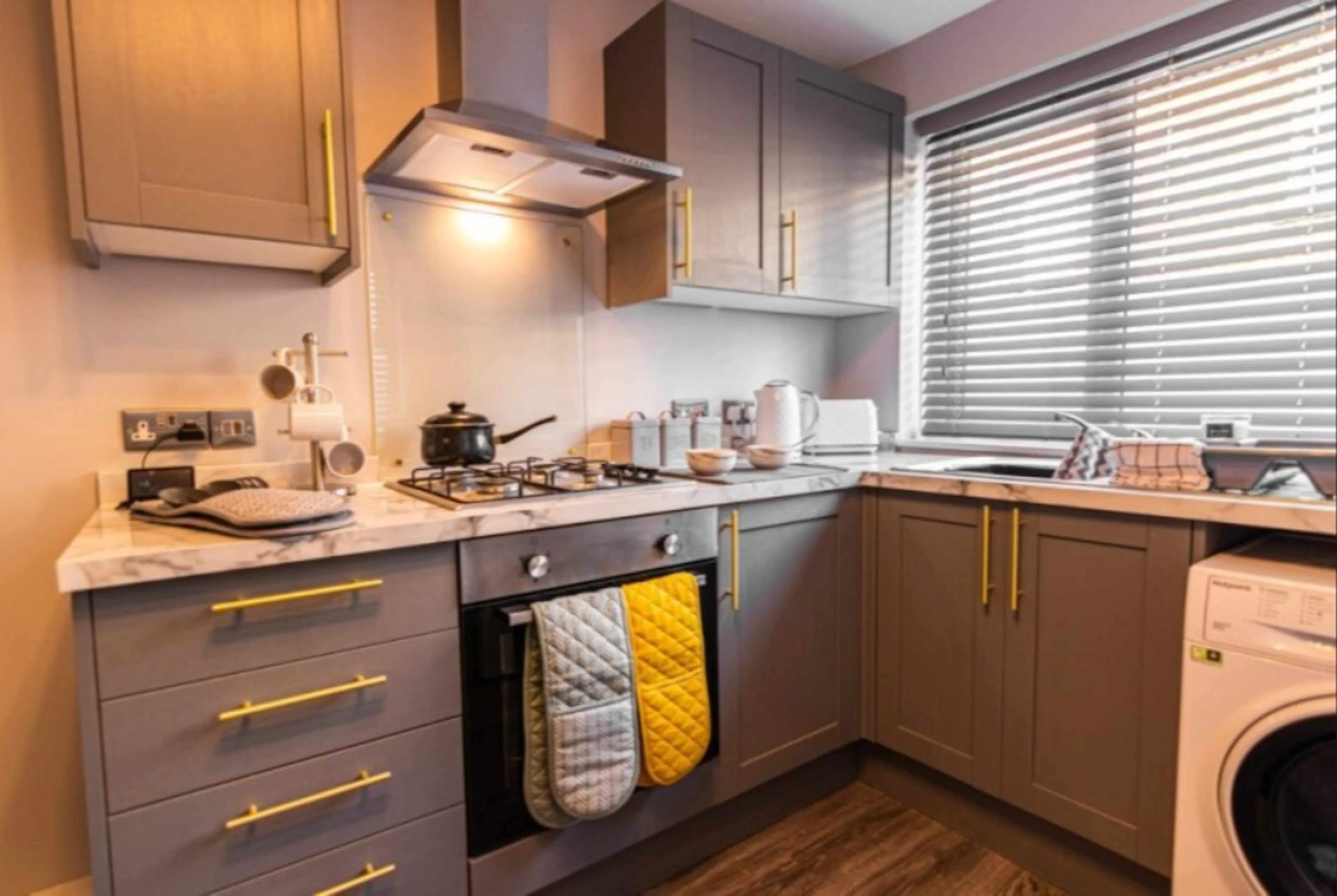 4 Bed Apartment KITCHEN 2