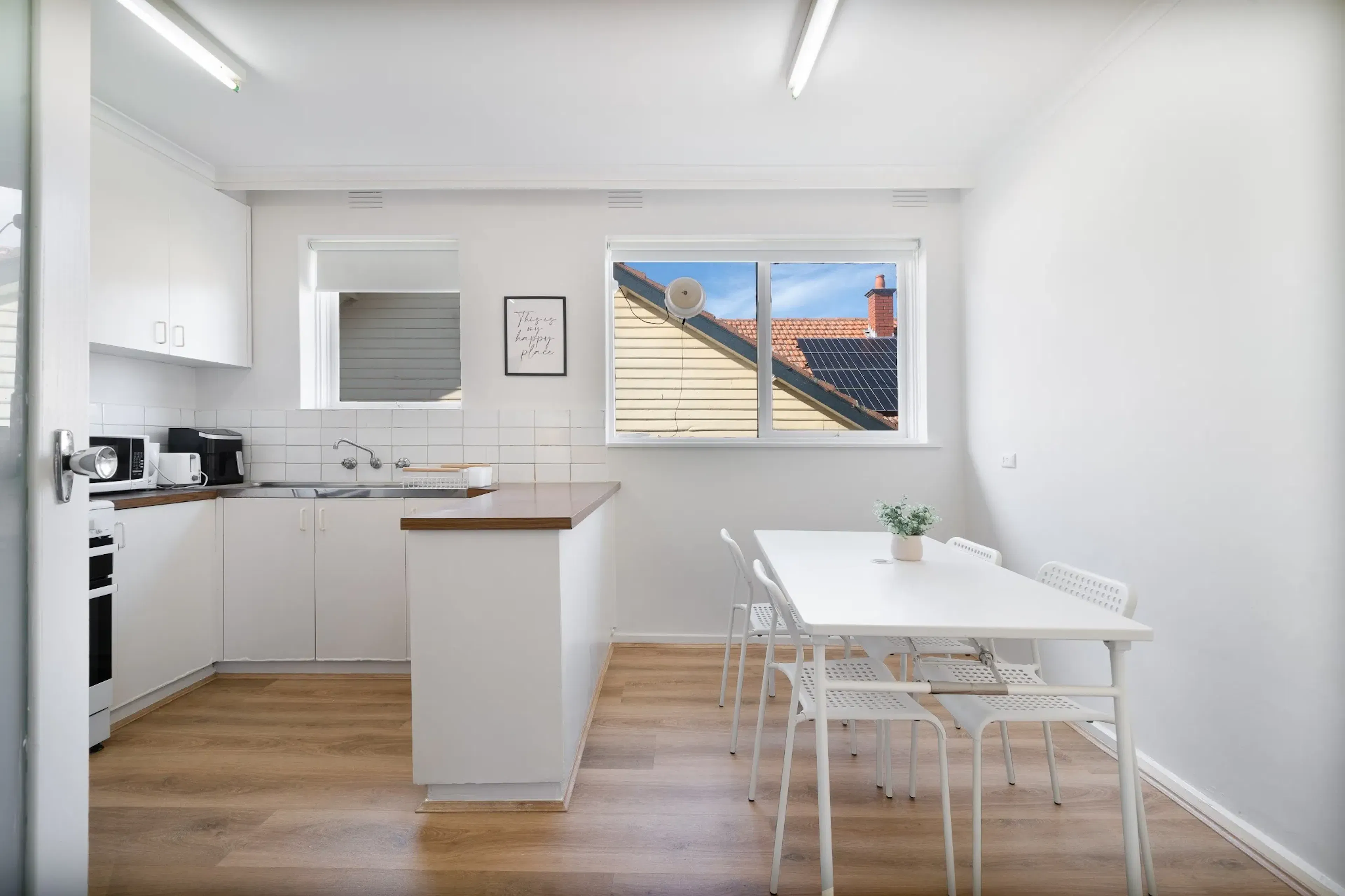 Room 1 (Ensuite) KITCHEN 2