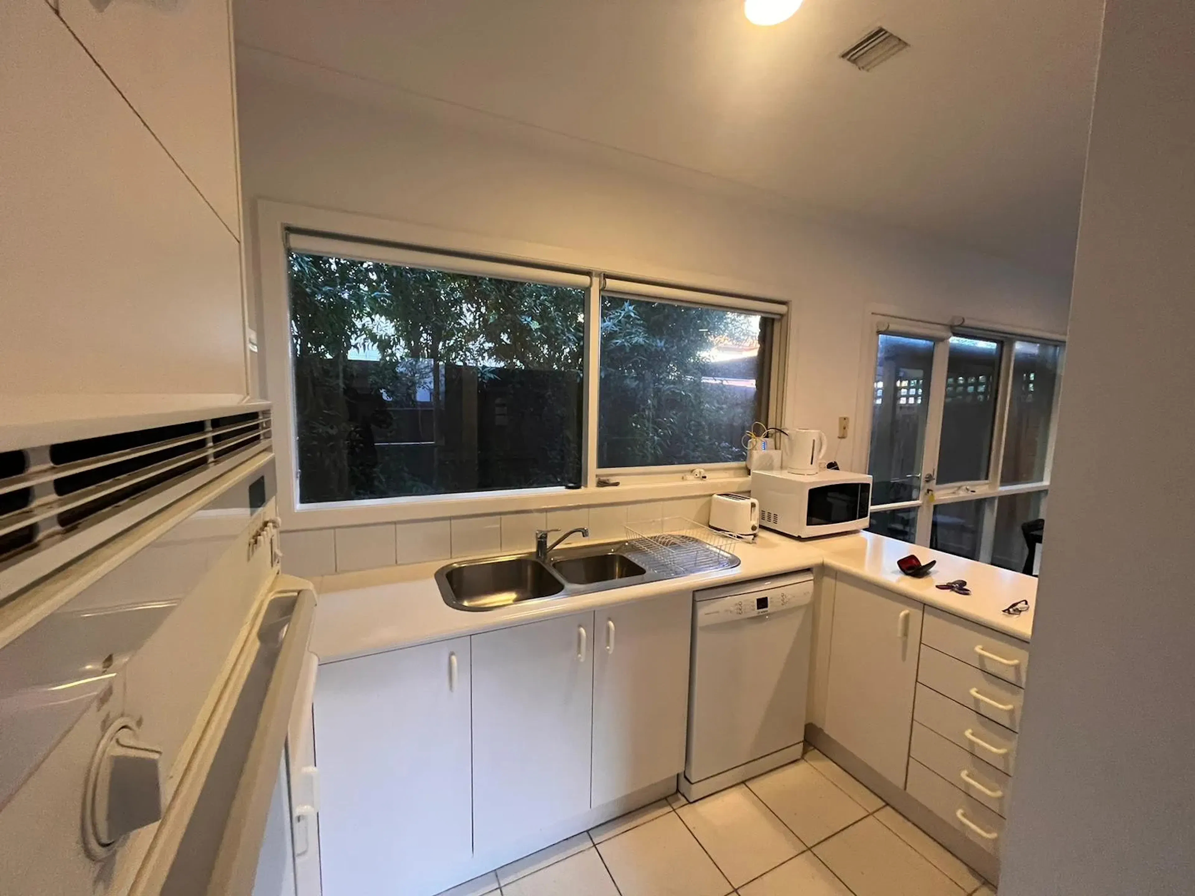 Room 3 (Non-Ensuite) KITCHEN 2
