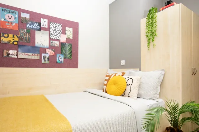 Ensuite: Three Bed Flat Large High Double