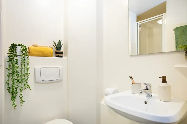 Ensuite: Three Bed Flat Large High Double
