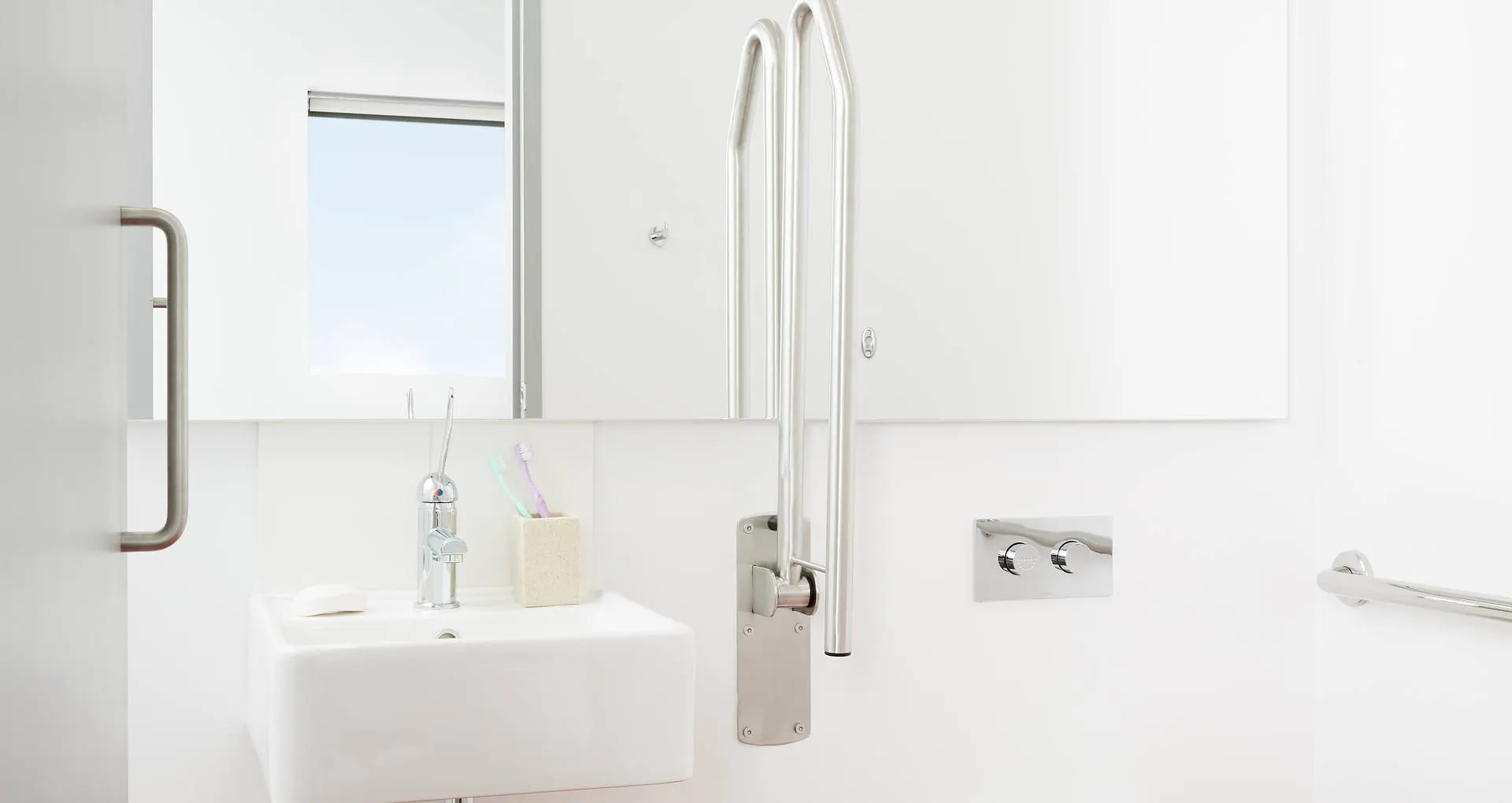 Large Studio Apartment BATHROOM 2