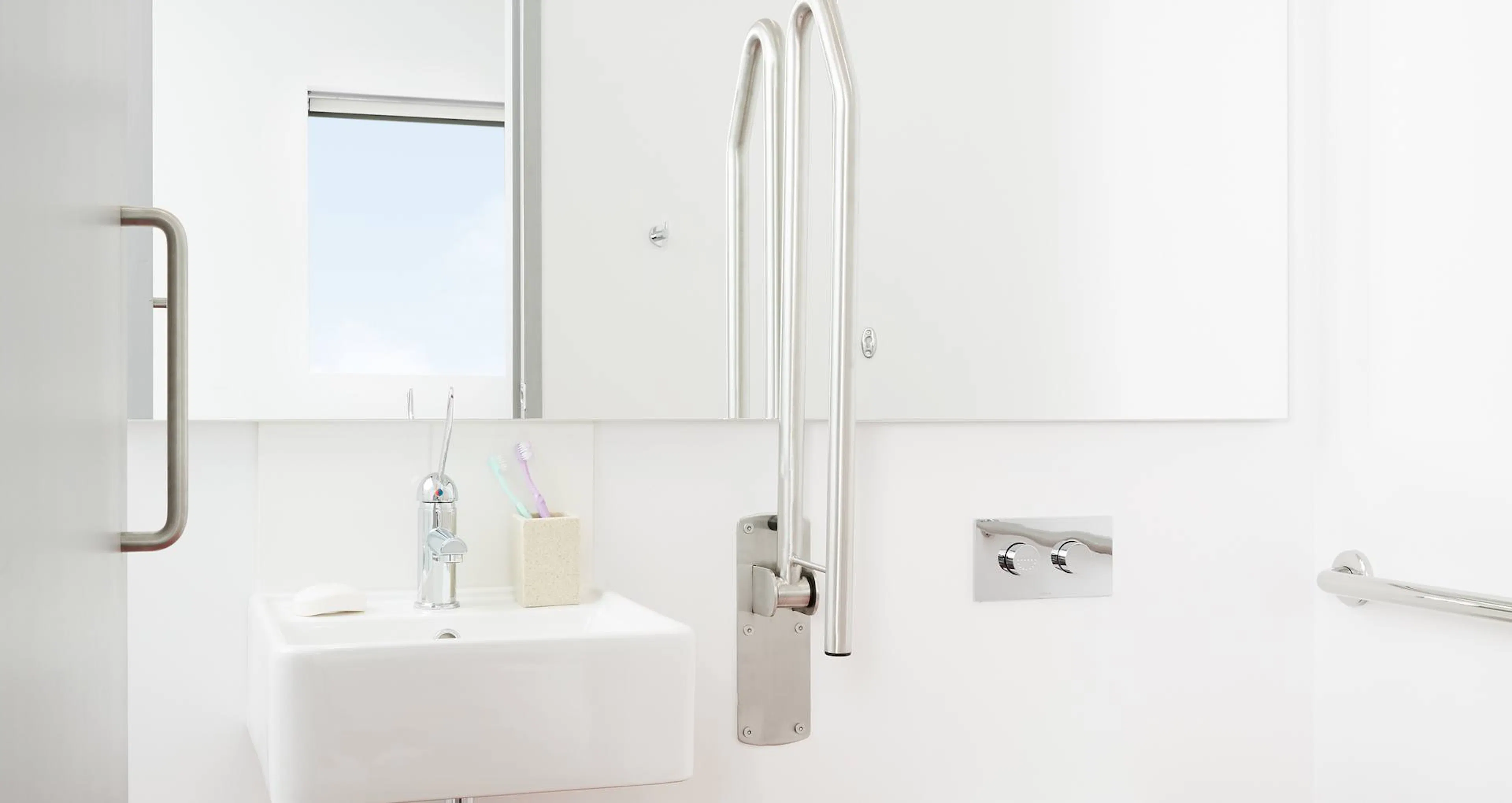 Large Studio Apartment BATHROOM 2