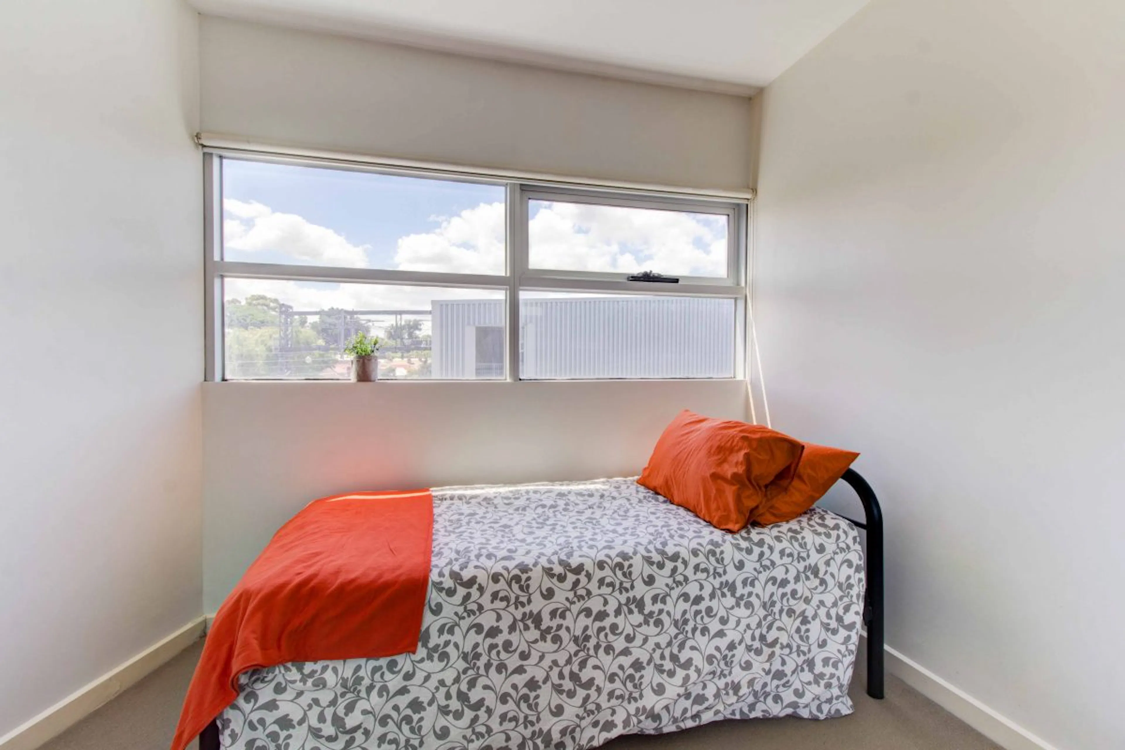 Large 1 Bedroom ROOM 4