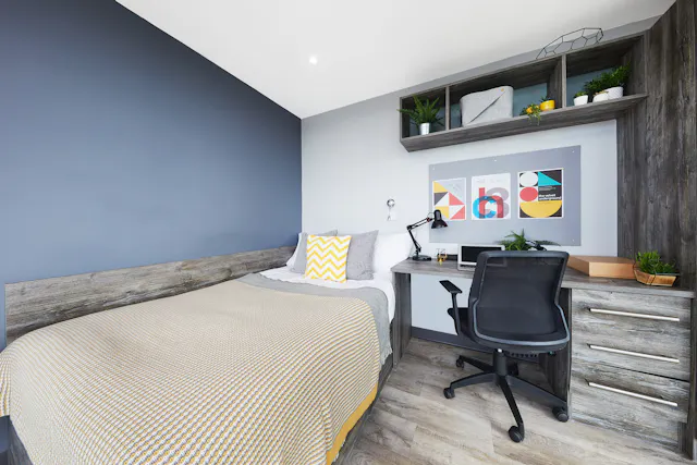 Large Club En-suite room image 1