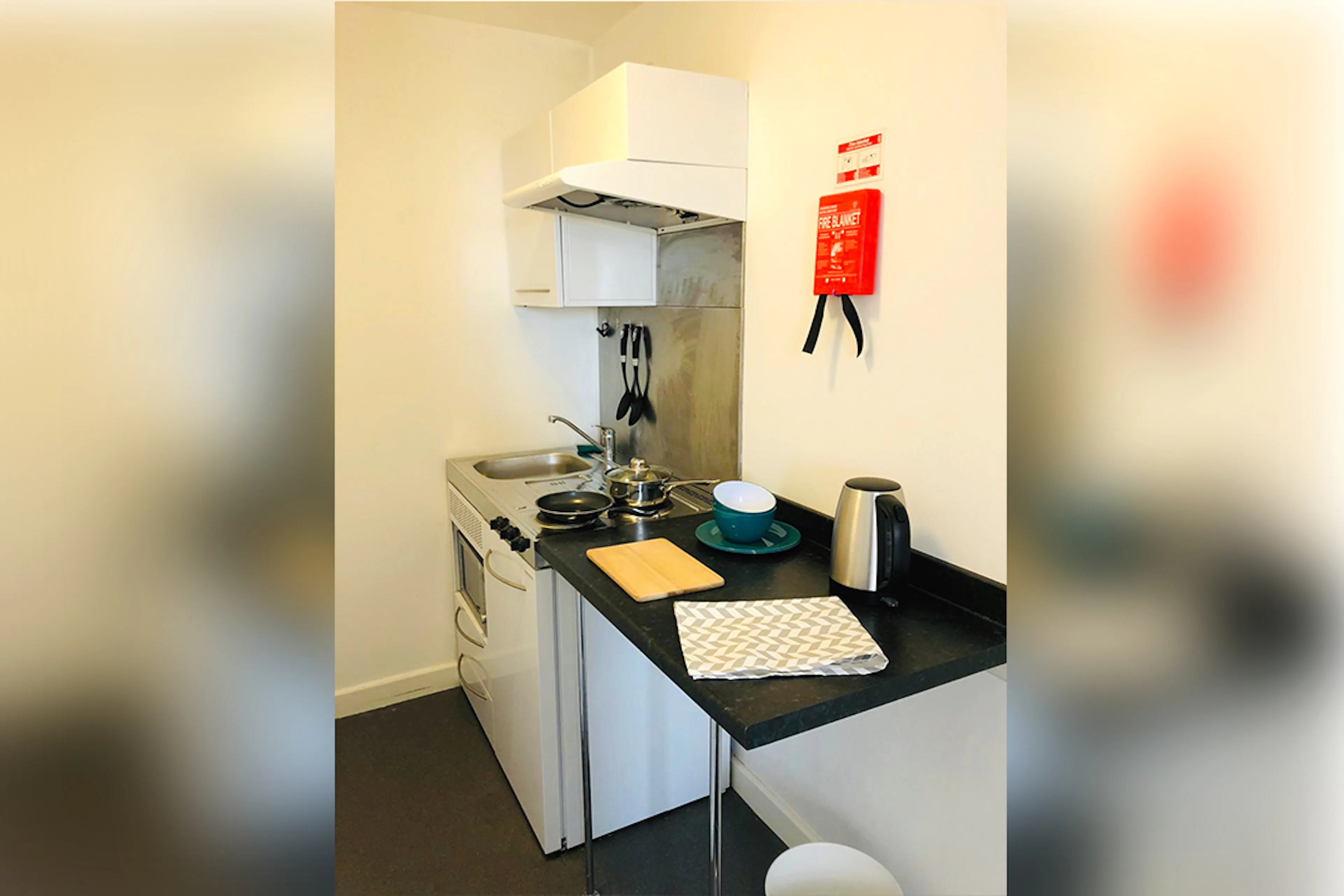 Large Deluxe Studio KITCHEN 4
