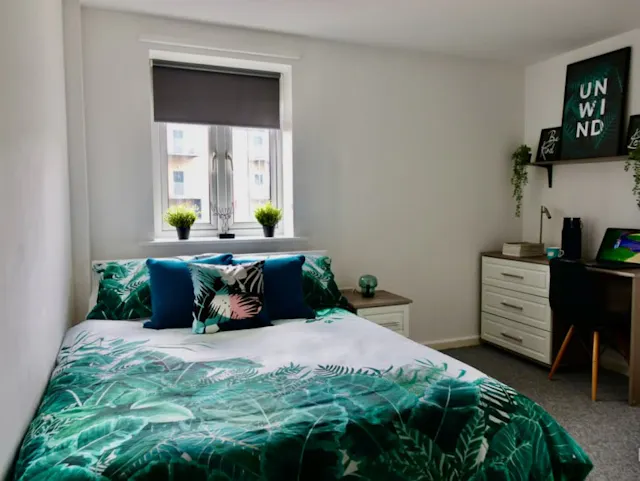 Large Ensuite room image 2