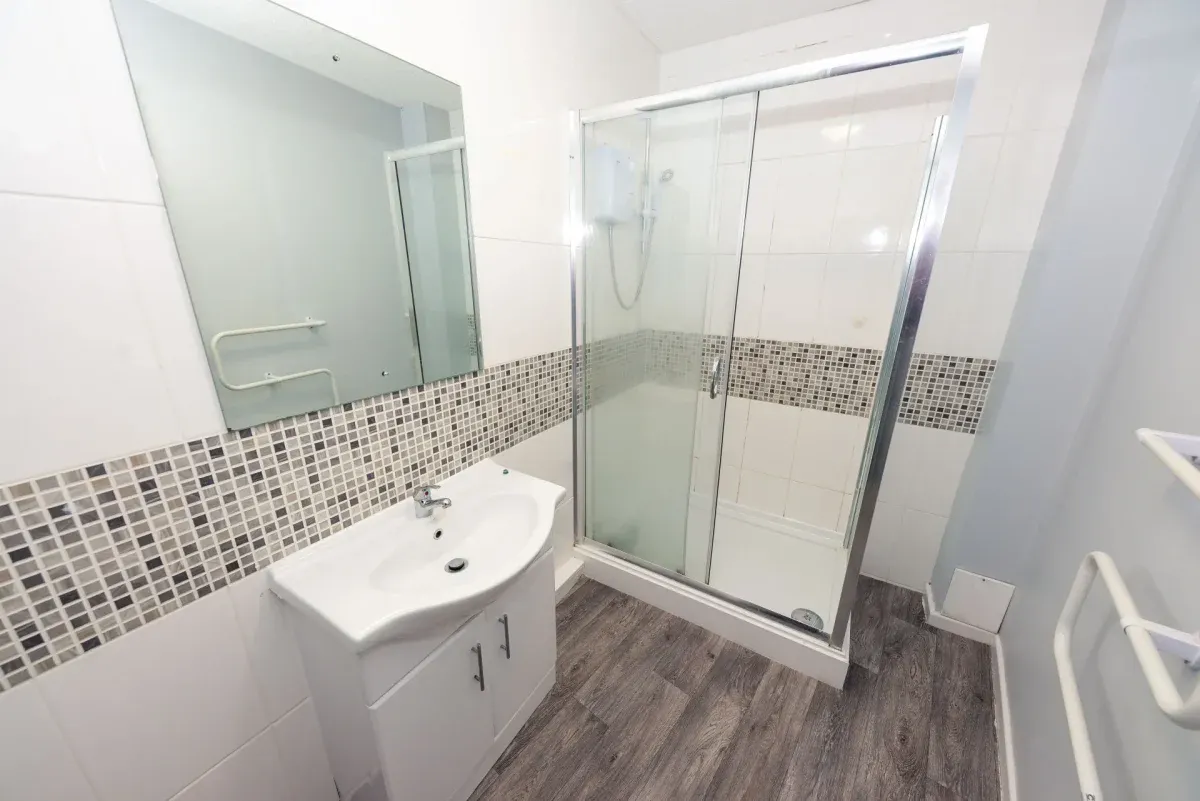 Large Room BATHROOM 3