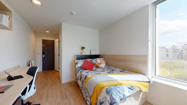 Large Single room image 2