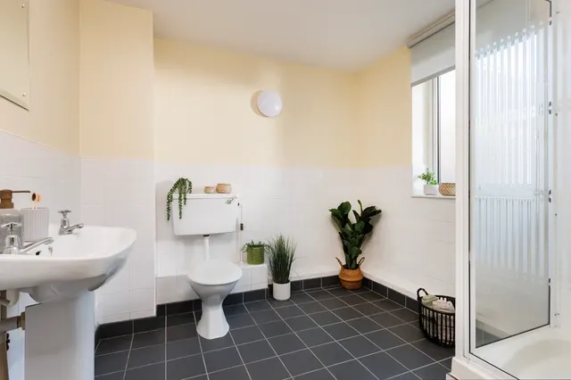 Large Standard Double Three Bed Flat BATHROOM 2