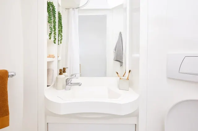 Large Standard Single Ensuite BATHROOM 2