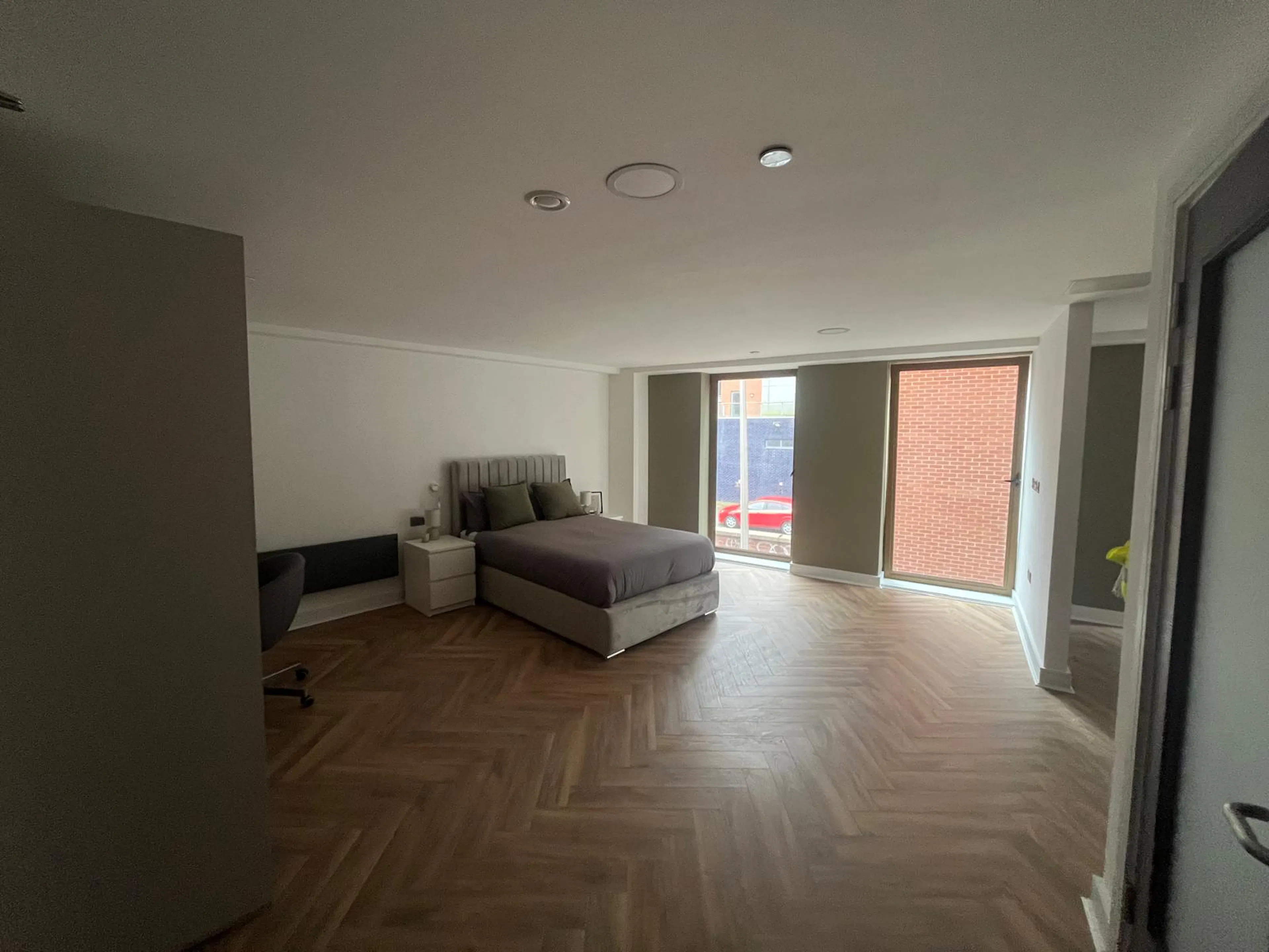 Large Studio ROOM 3