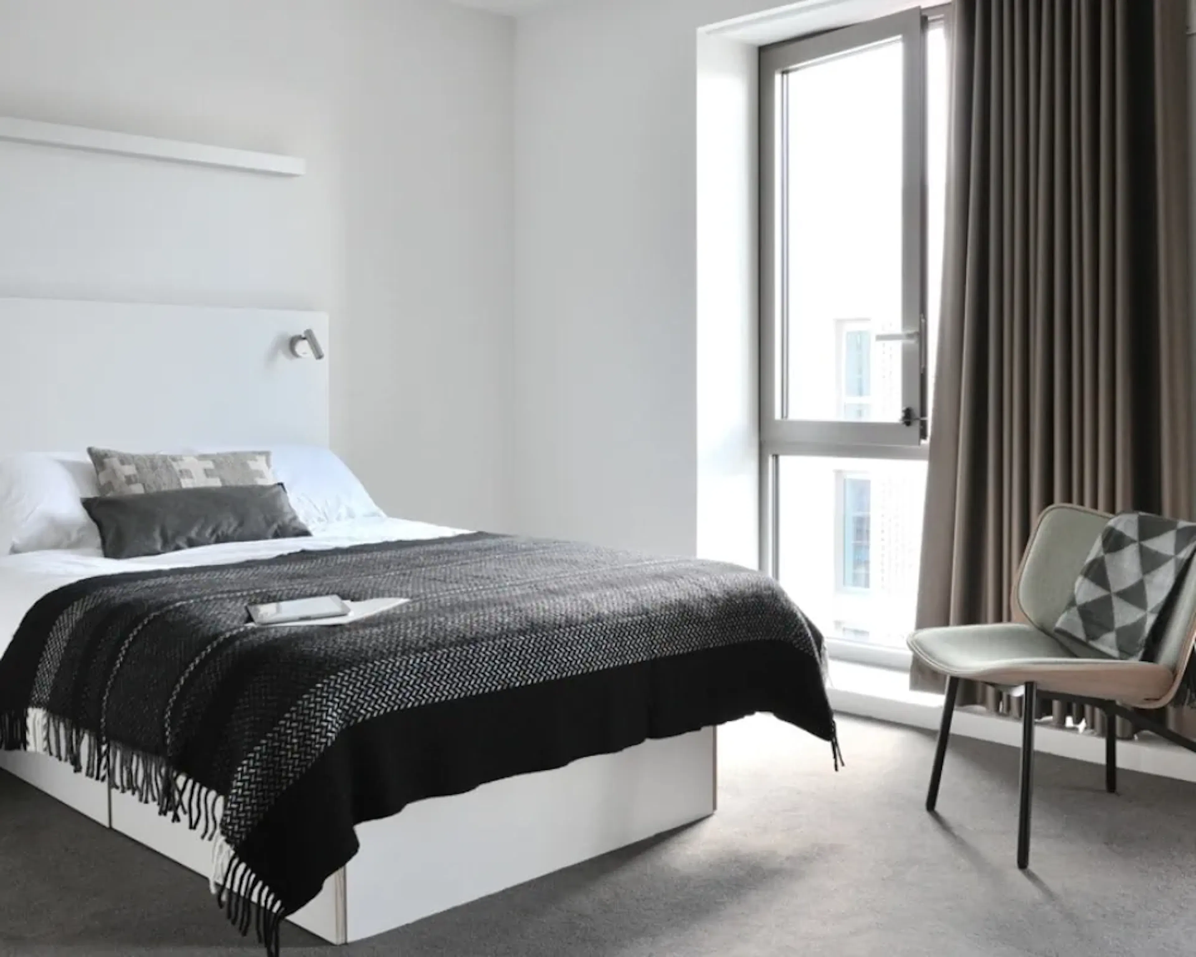 Large Studio ROOM 4