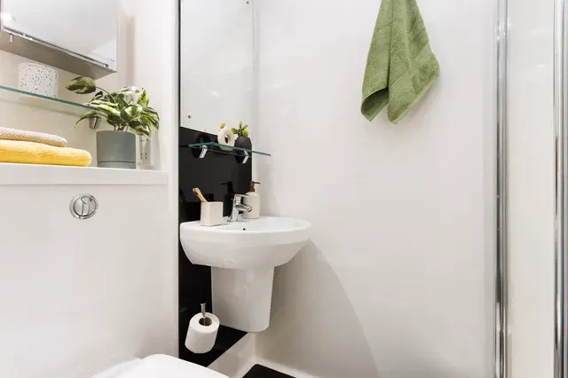 Ensuite Large High Double BATHROOM 2