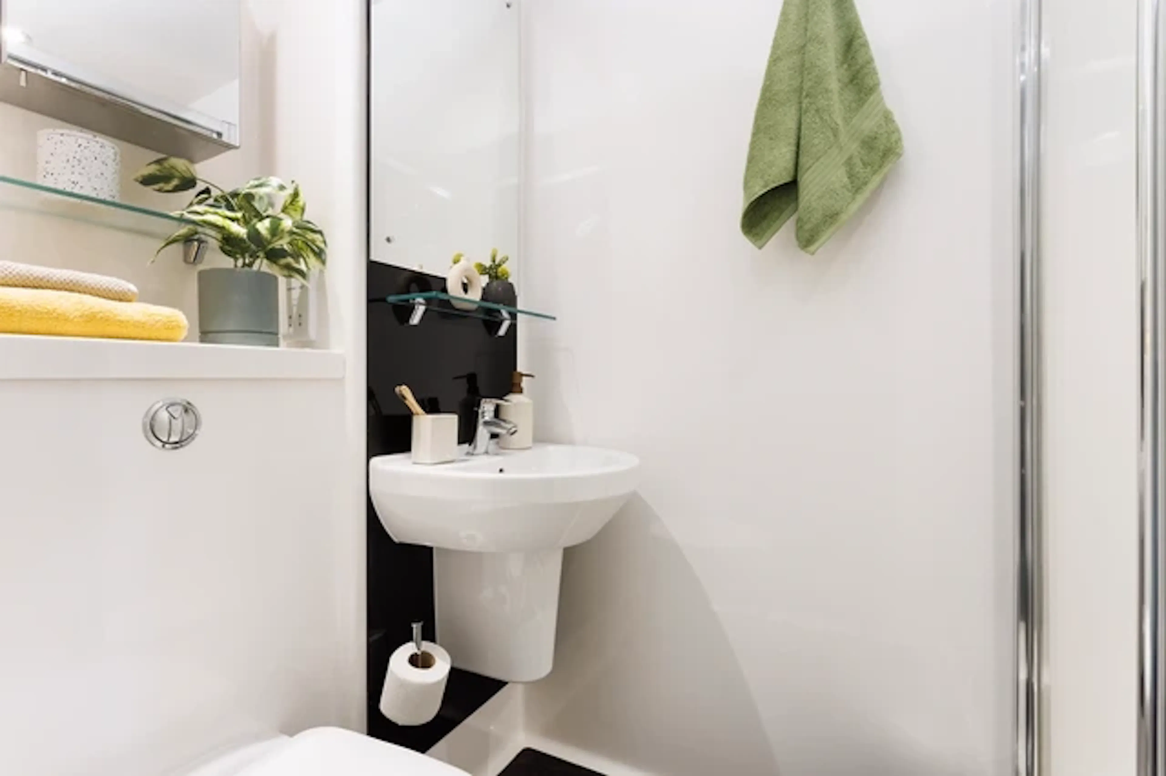 Ensuite Large High Double BATHROOM 2