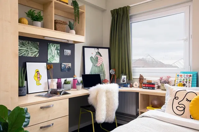 Large high double Ensuite room image 2