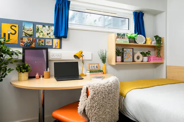 Wheelchair Accessible Ensuite Double room image 2