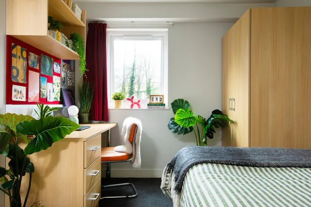 Ensuite: Three Bed Flat Extra Large High Double room image 2
