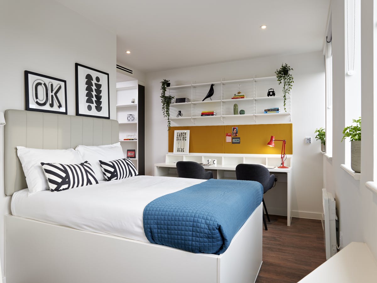 Lewis Lux Flat