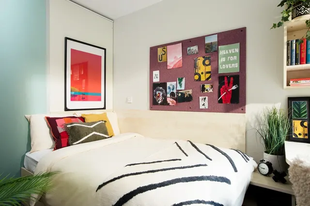 Ensuite: Three Bed Flat Large High Double room image 2