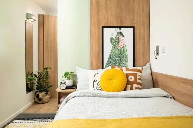 Ensuite: Three Bed Flat Large High Double room image 1