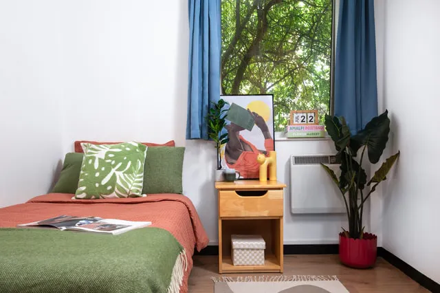 Non Ensuite: Two Bed Flat Standard Single room image 3