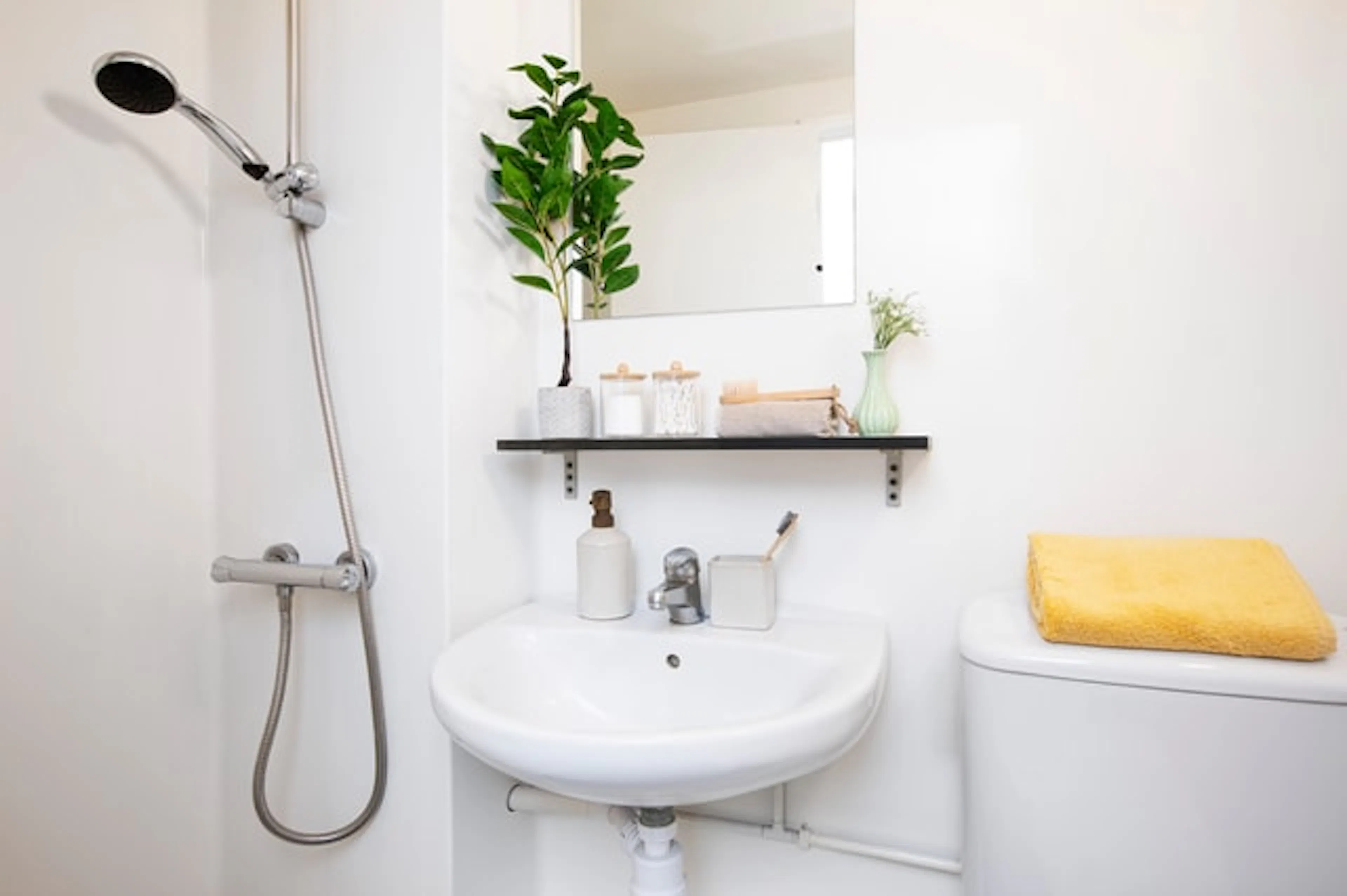 Ensuite Extra Large Standard Single BATHROOM 2