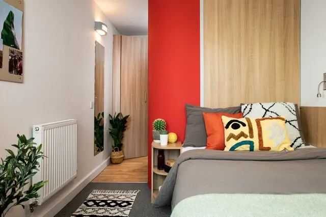 Ensuite: Three Bed Flat Extra Large High Double room image 2