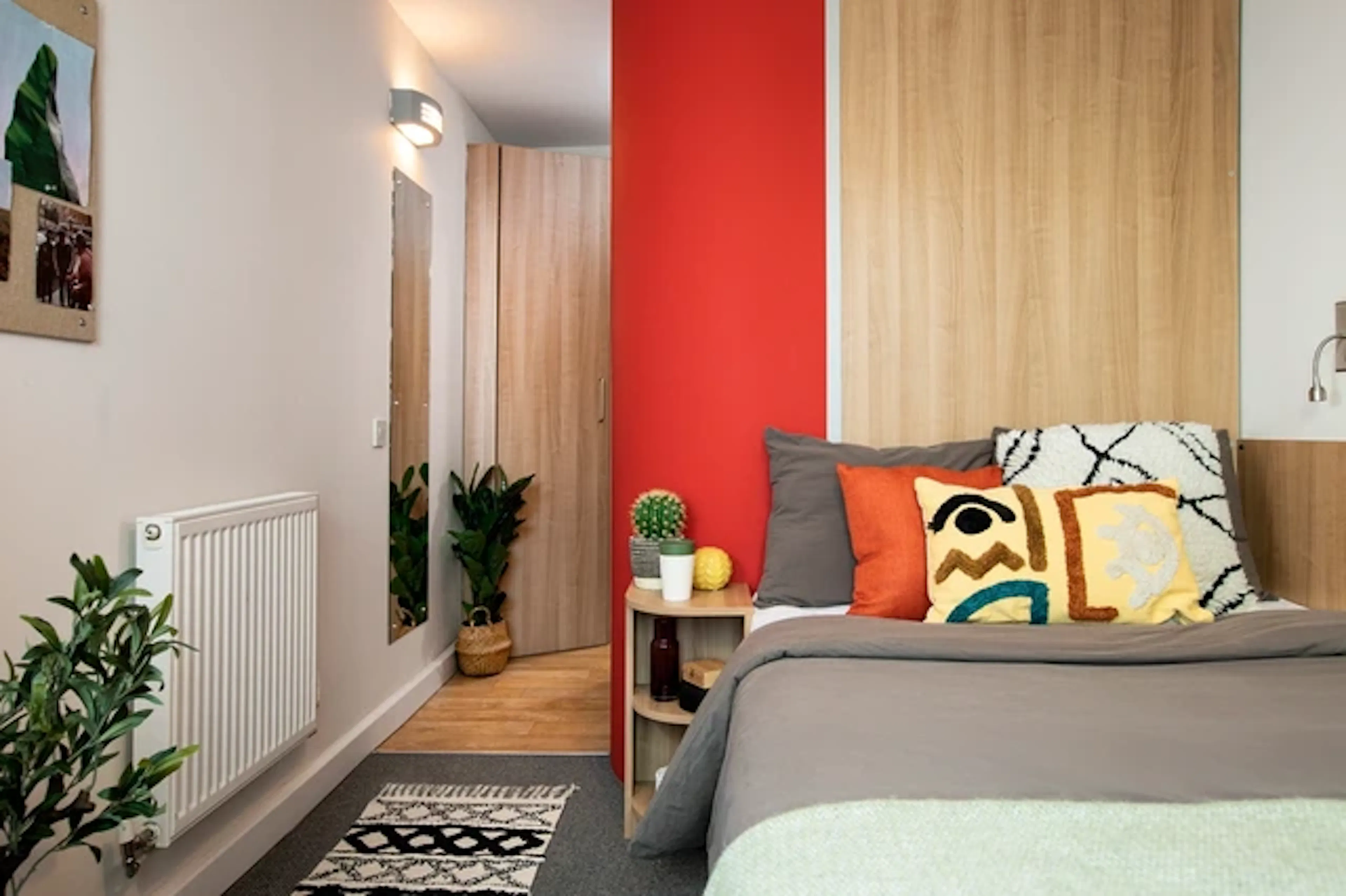 Ensuite: Three Bed Flat Extra Large High Double ROOM 4