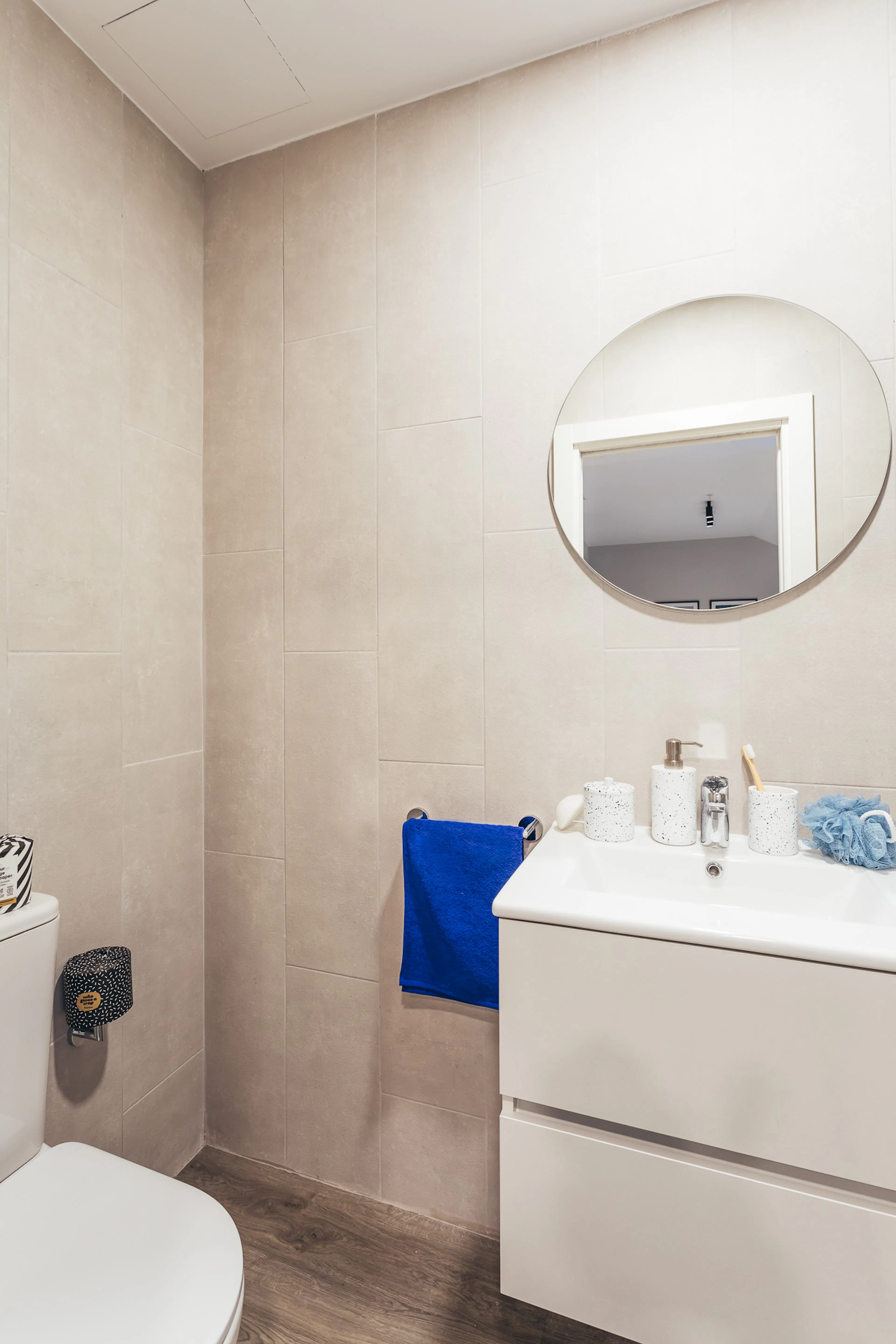 Luxe Studio BATHROOM 2