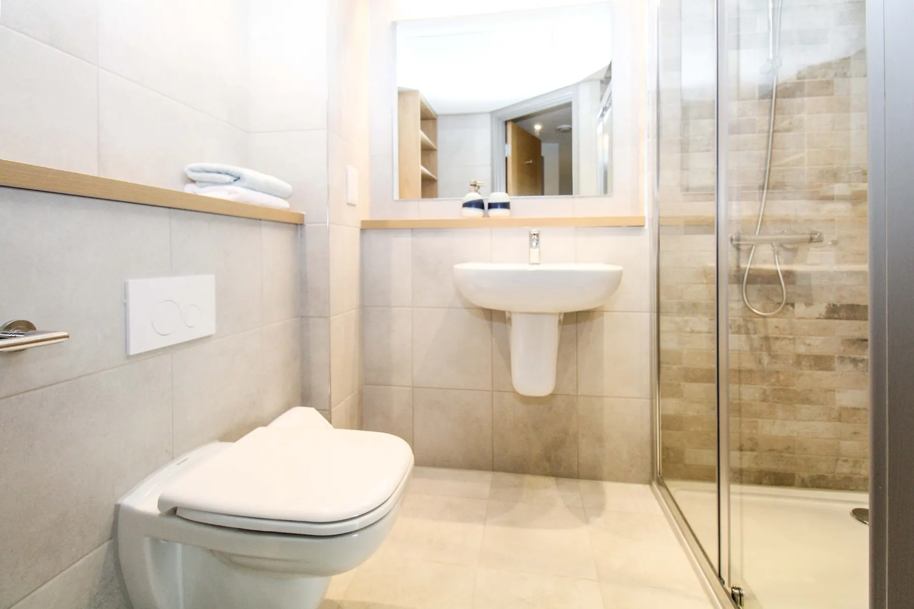 Luxury Apartment BATHROOM 2