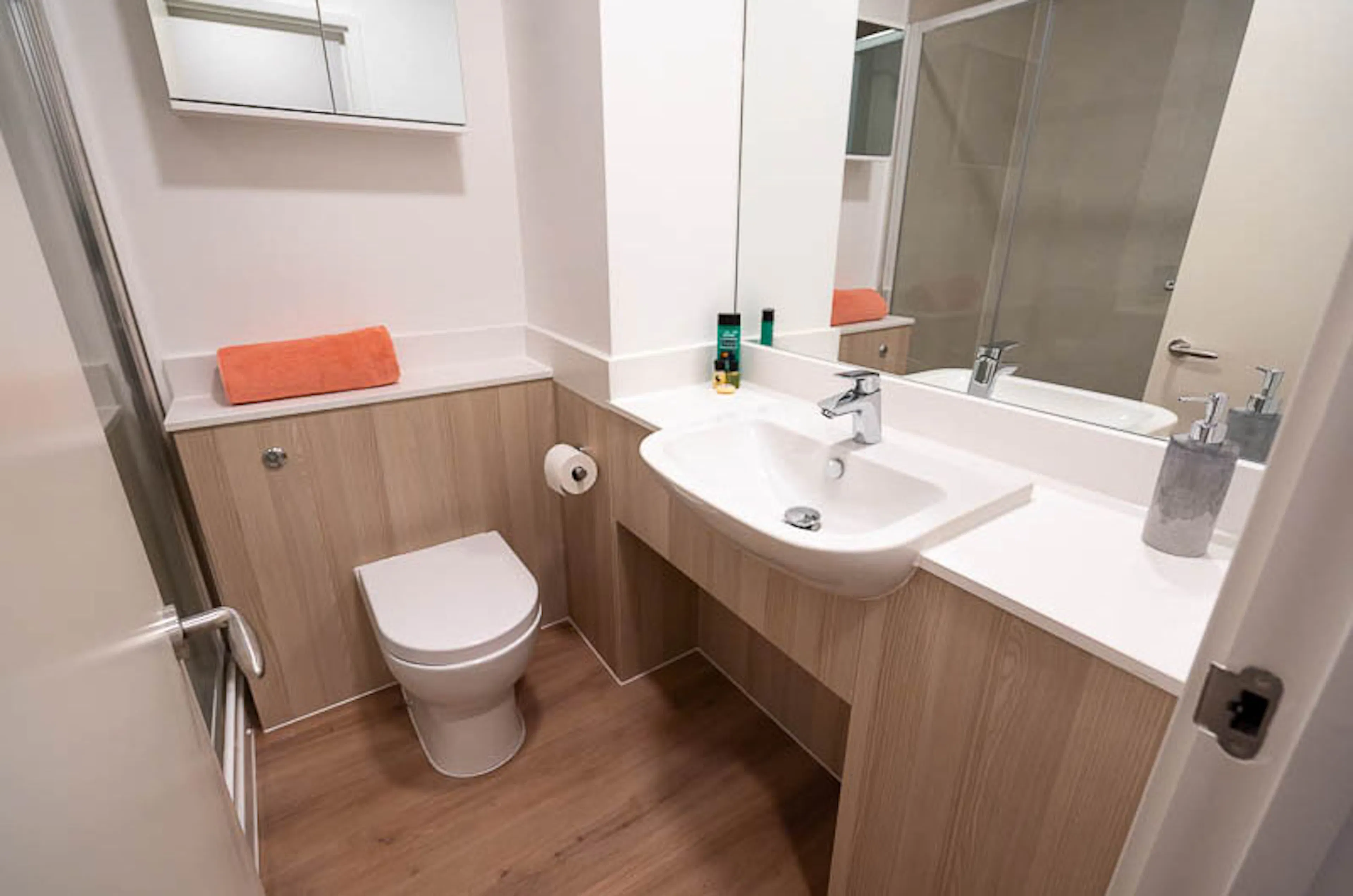 Luxury Plus Studio BATHROOM 2