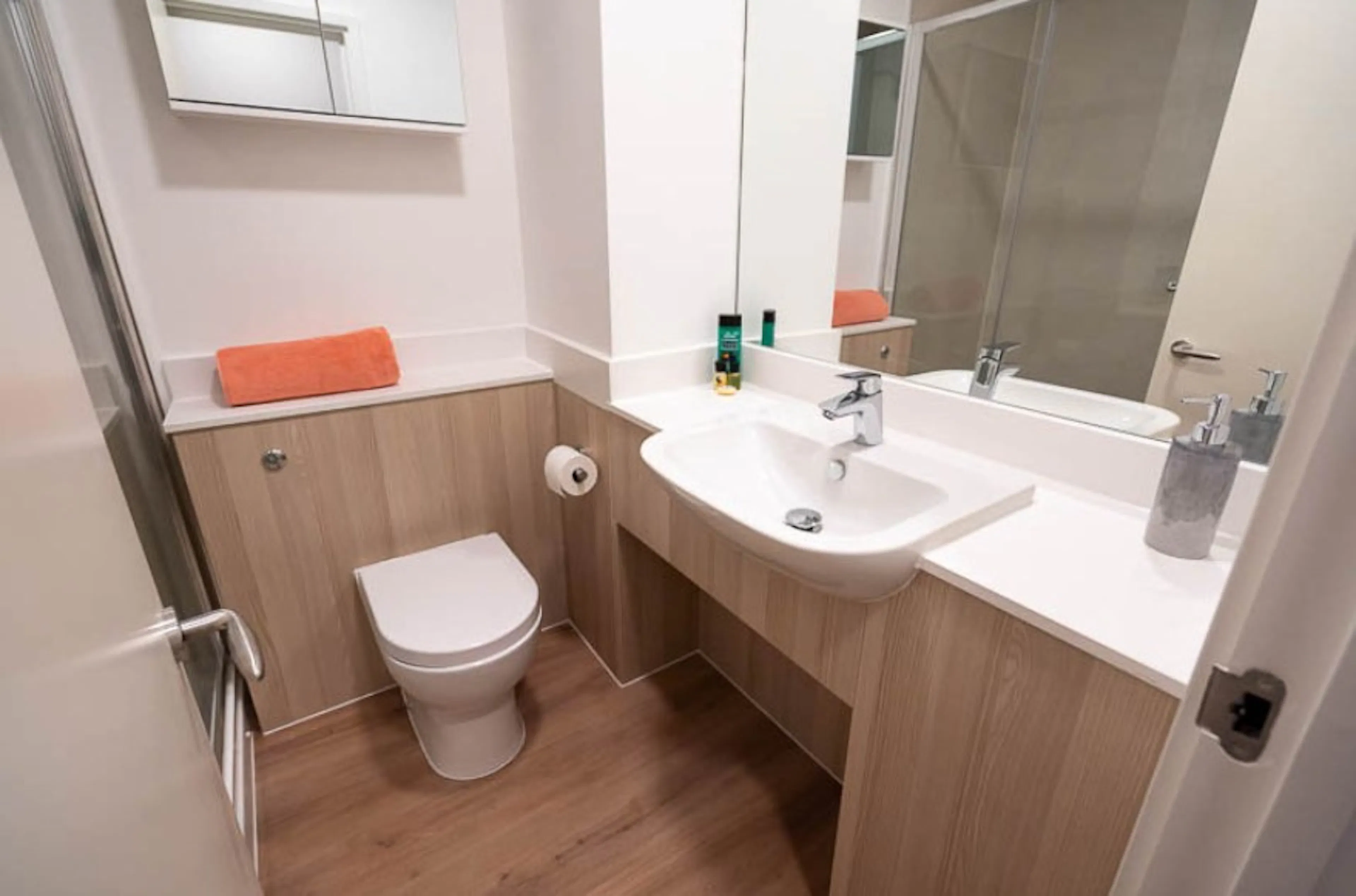 Luxury Plus Studio BATHROOM 2
