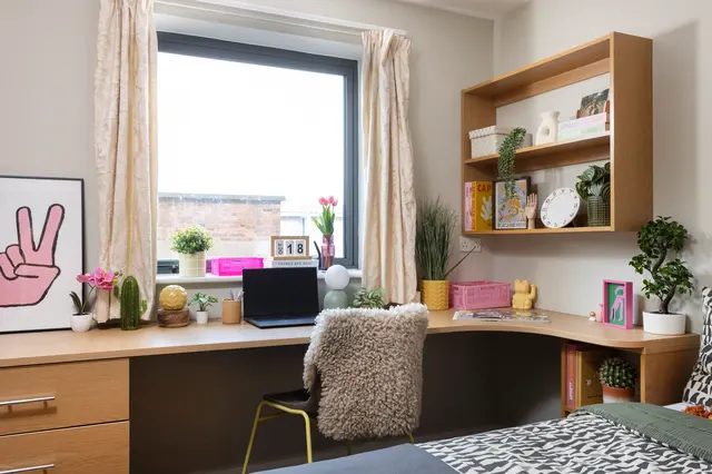 Ensuite: Three Bed Flat Medium High Double room image 2