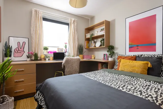 Ensuite: Three Bed Flat Medium High Double room image 1