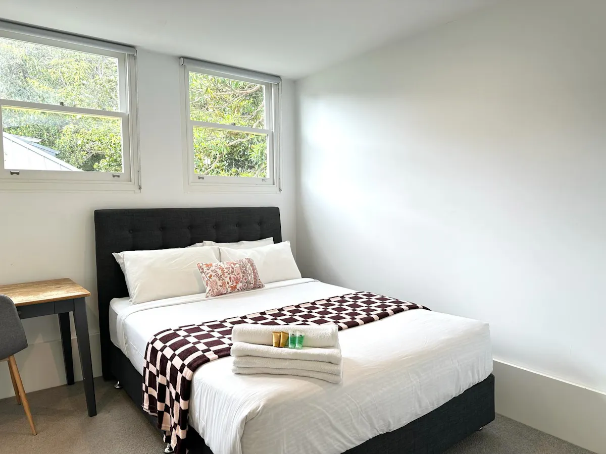 Standard Room - Queen Bed ROOM