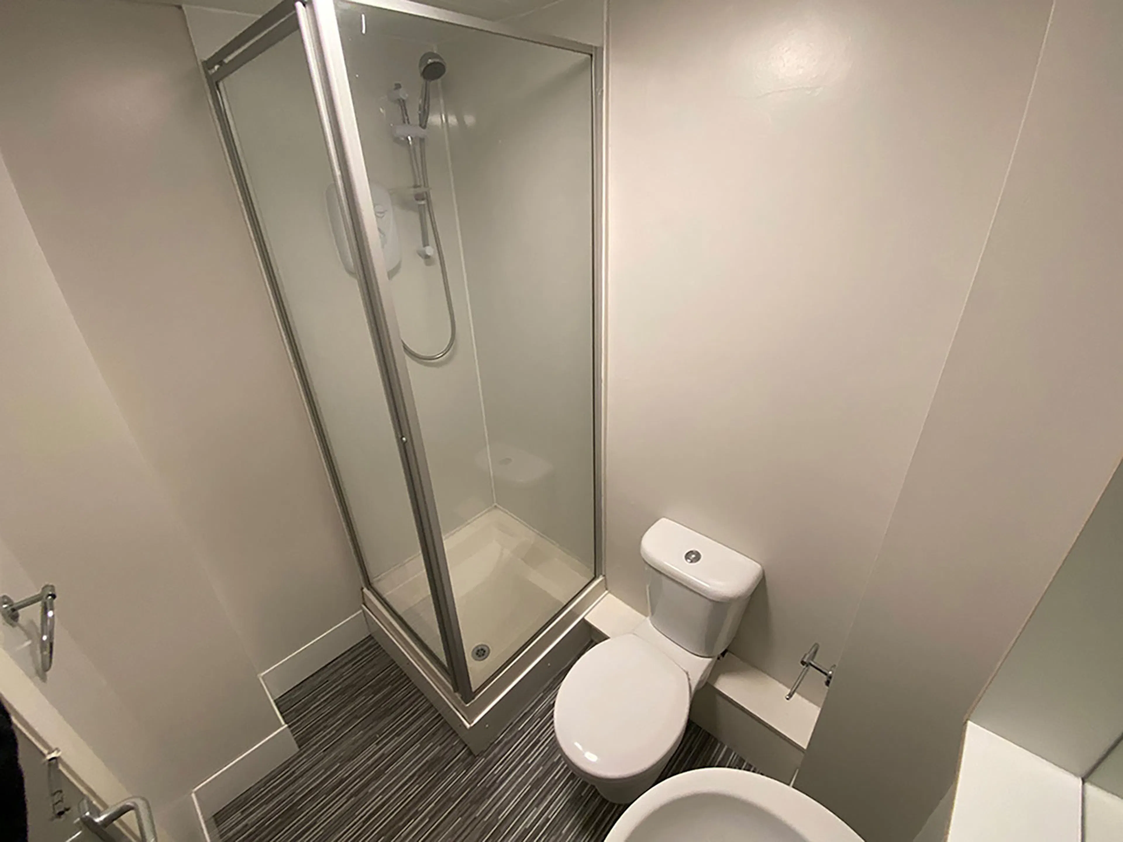 2 Bed Apartment - Shared Bathroom BATHROOM 3