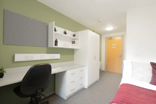Standard Plus Ensuite Marshall Court room image 2