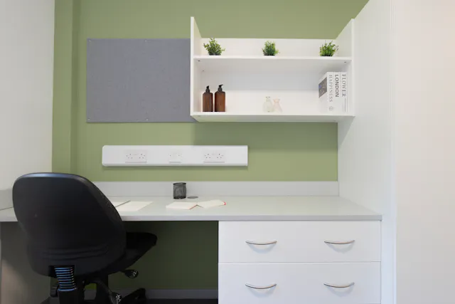 Standard Plus Ensuite Marshall Court room image 4