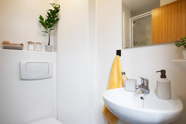 Ensuite: Two Bed Flat Medium High Double BATHROOM 2