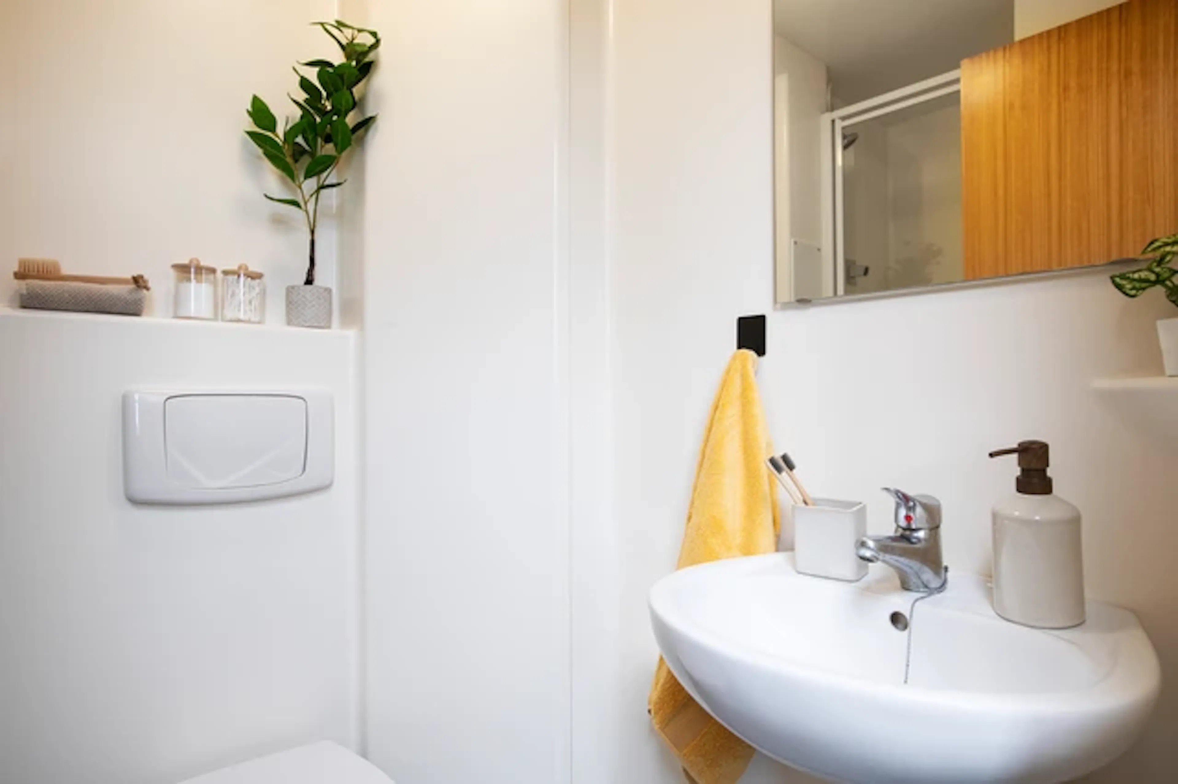 Ensuite: Two Bed Flat Medium High Double BATHROOM 2