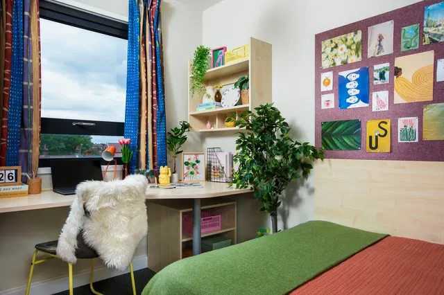 Ensuite: Two Bed Flat Medium High Double room image 2