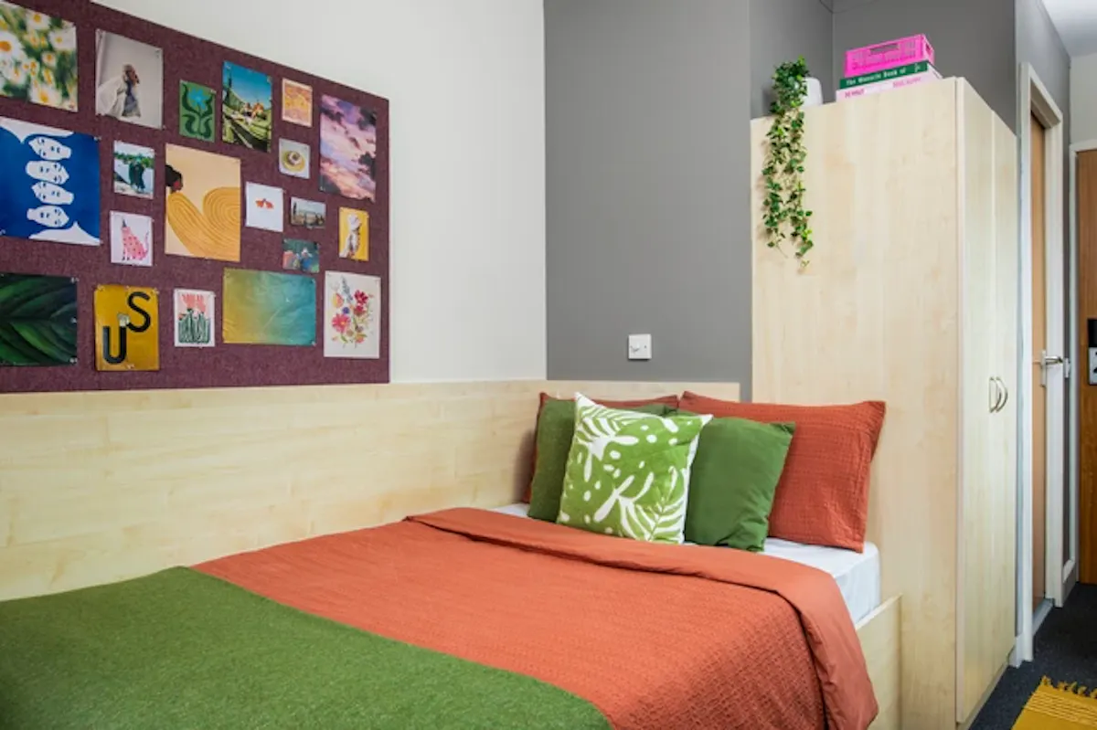 Ensuite: Two Bed Flat Medium High Double ROOM