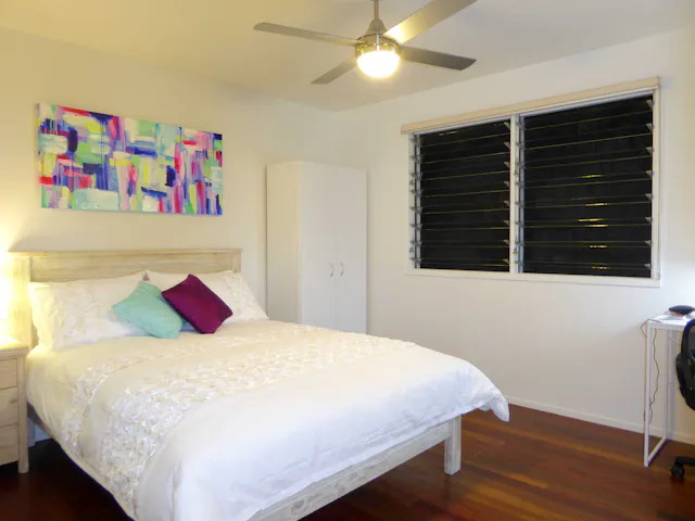 Modern Ensuite Room room image 1