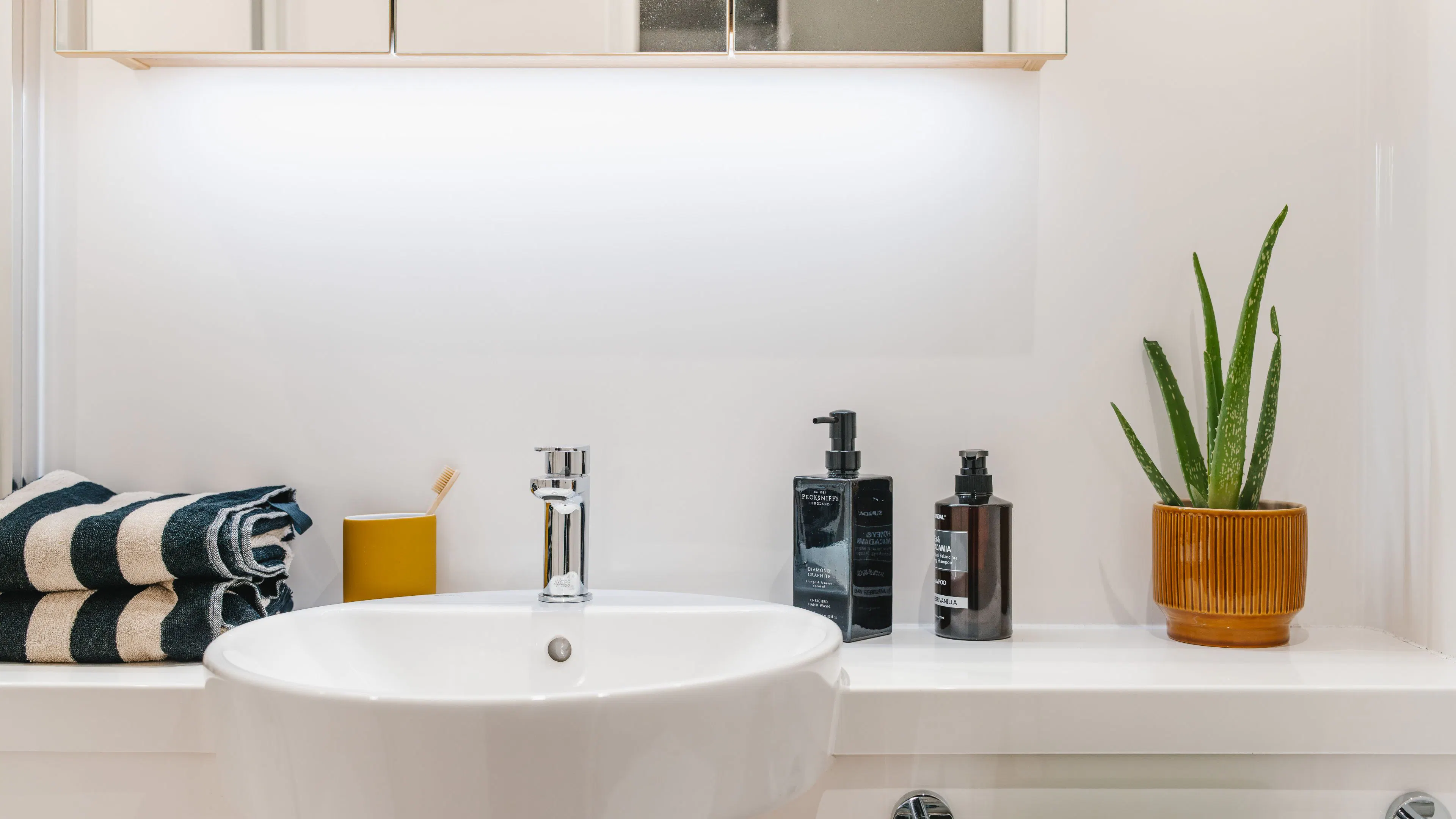 Classic Ensuite BATHROOM 2