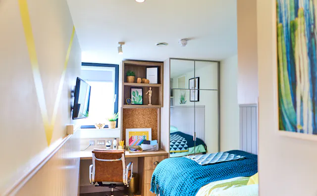 4 Bed Classic Ensuite room image 1